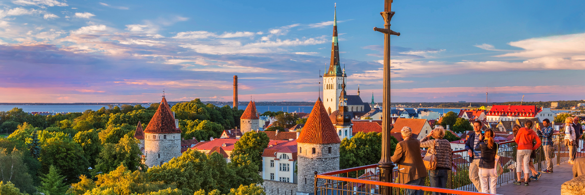 Panoramablick über die Altstadt von Tallinn mit mittelalterlichen Türmen, Kirchen und der Ostsee im Hintergrund, aufgenommen vom Aussichtspunkt Patkuli im Abendlicht.