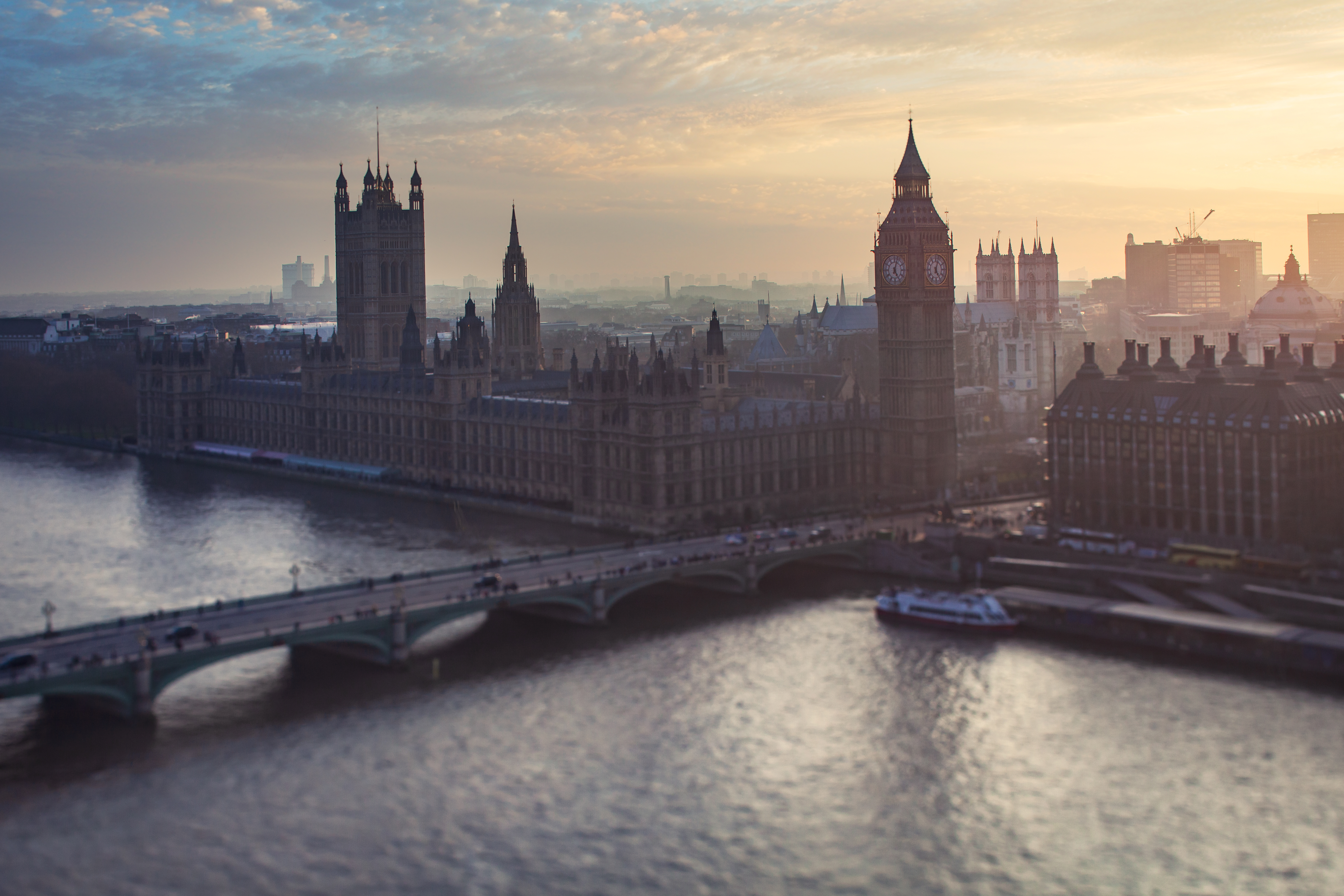 Ein stimmungsvoller Blick auf die Themse in London bei Sonnenuntergang. Im goldenen Licht erheben sich das berühmte Parlamentsgebäude und der Big Ben neben der Westminster Bridge. Das Bild fängt die Atmosphäre der britischen Hauptstadt perfekt ein – eine Mischung aus Geschichte, Kultur und moderner Eleganz.