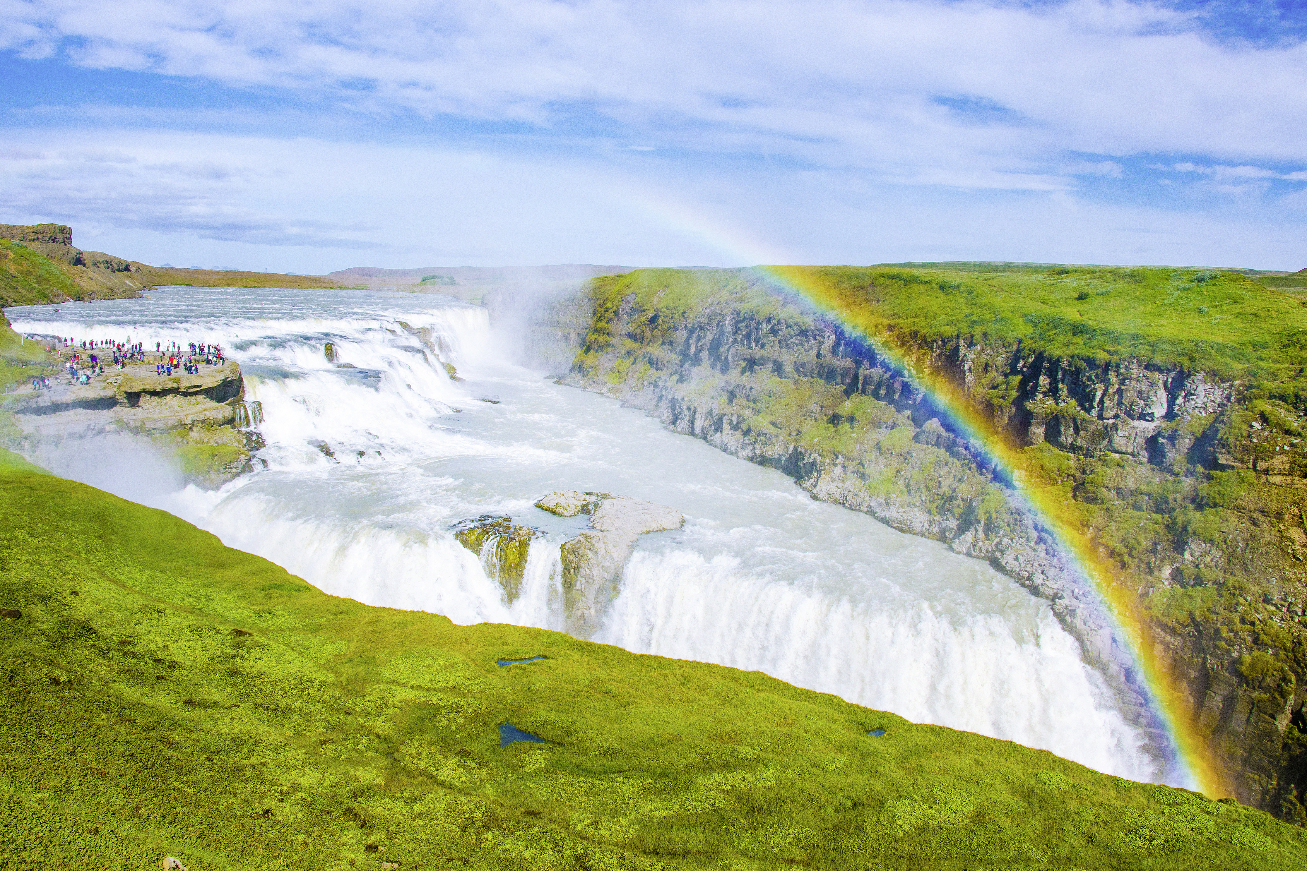 Gullfoss Wasserfall im Golden Circle, Island – mächtige Wassermassen mit Regenbogen, beliebtes Naturwunder und Highlight jeder Islandreise.