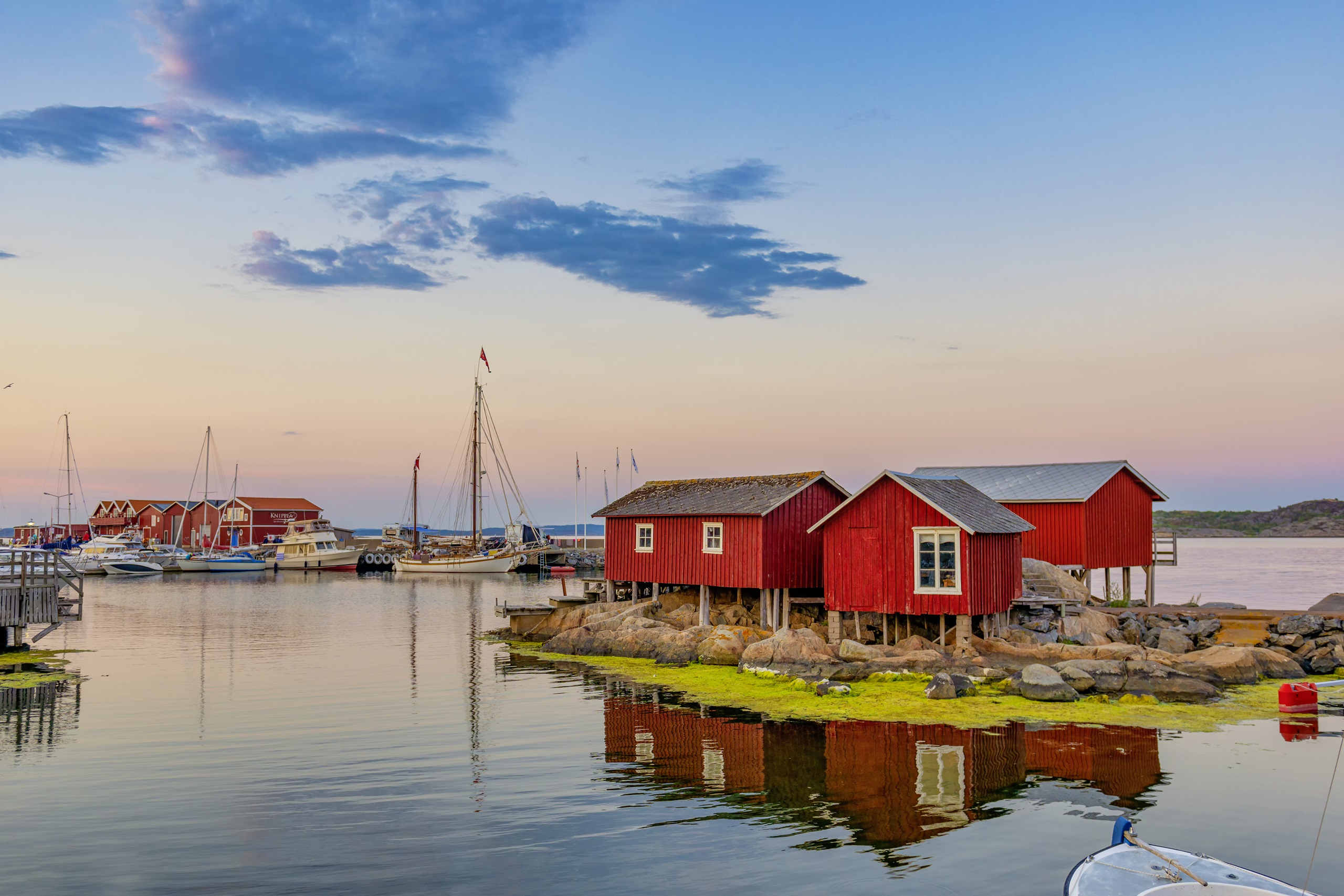 Hafenstadt Göteborg Rote Häuser auf kleinen Inseln direkt am Hafen