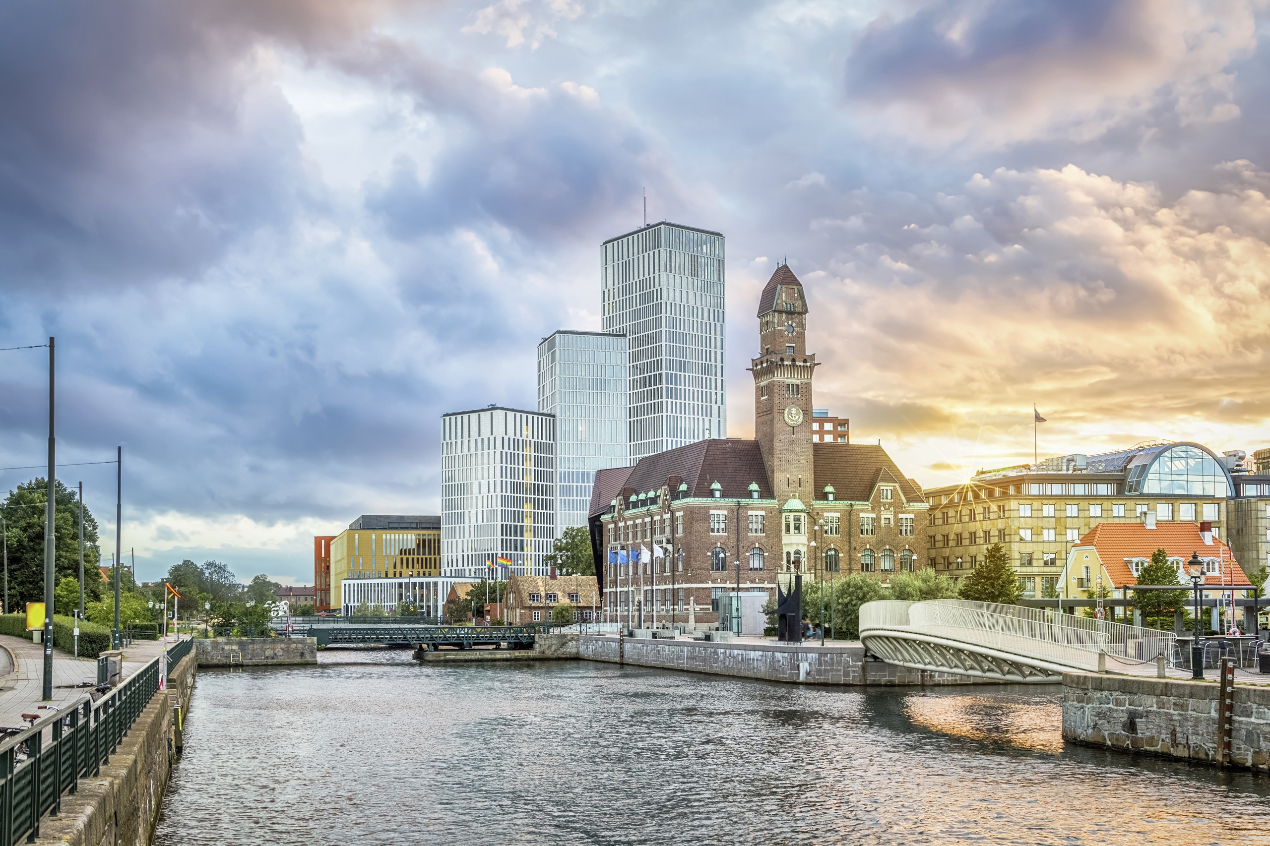 Malmö Aufnahme von einen Fluss in der Stadt Malmö, welcher von großen Häusern aus Glas umgeben ist.