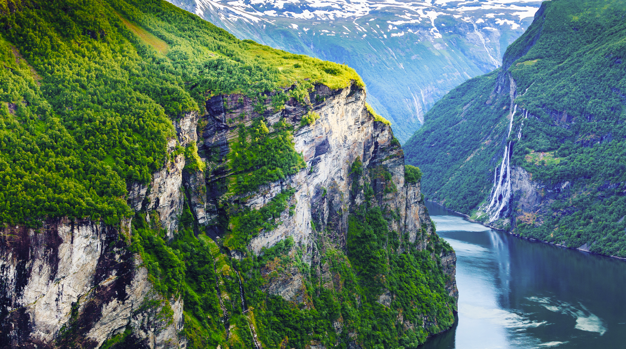 Geirangerfjord Norwegen mit Wasserfall