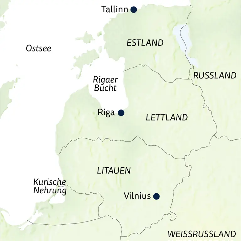 Karte des Baltikums mit den Hauptstädten Tallinn in Estland, Riga in Lettland und Vilnius in Litauen sowie geografischen Angaben wie Ostsee und Kurische Nehrung.