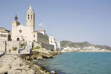 Blick auf die Kirchen San Bartolome und Santa Tecla in Sitges, Spanien
