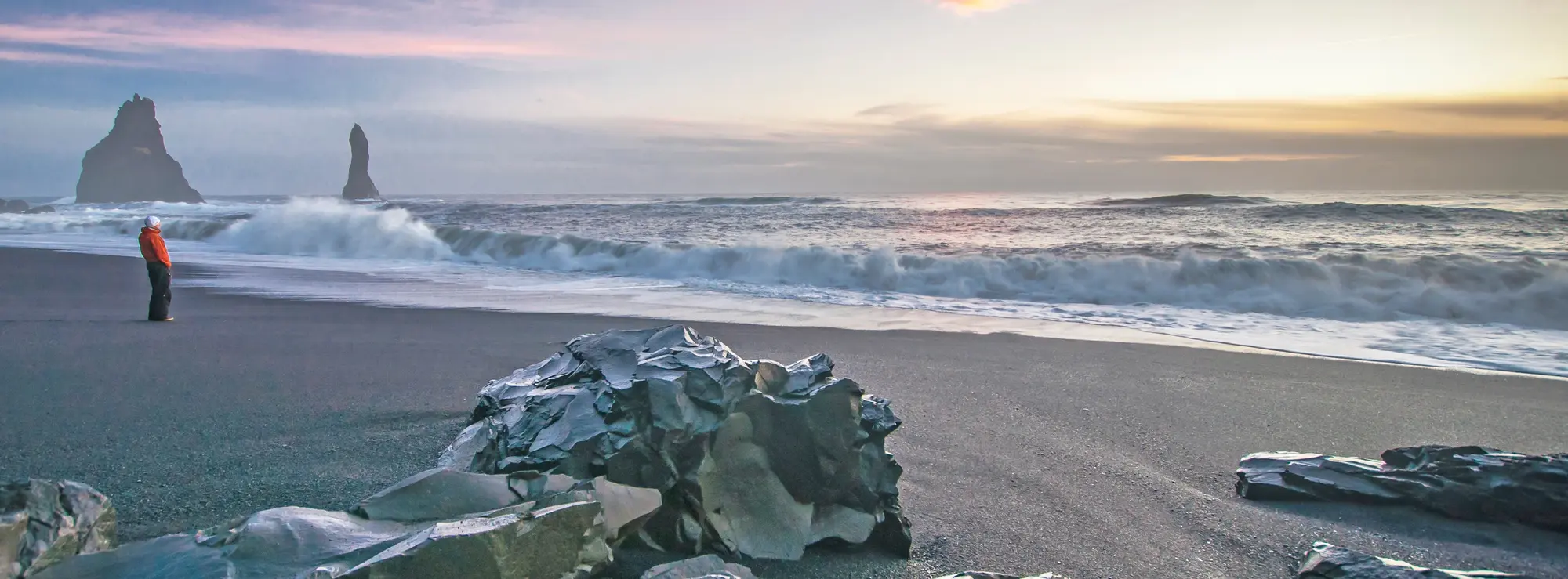 Entdecken Sie in Ihrem Island Urlaub mit Wolters Rundreisen den schwarzen Sandstrand Reynisfjara