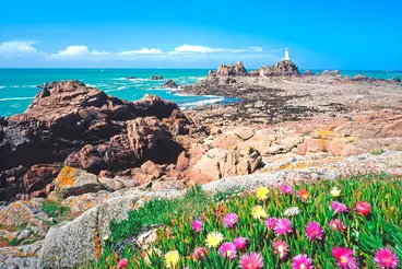 Blick auf den Leuchtturm von La Corbiere auf Jersey, Kanalinseln.
