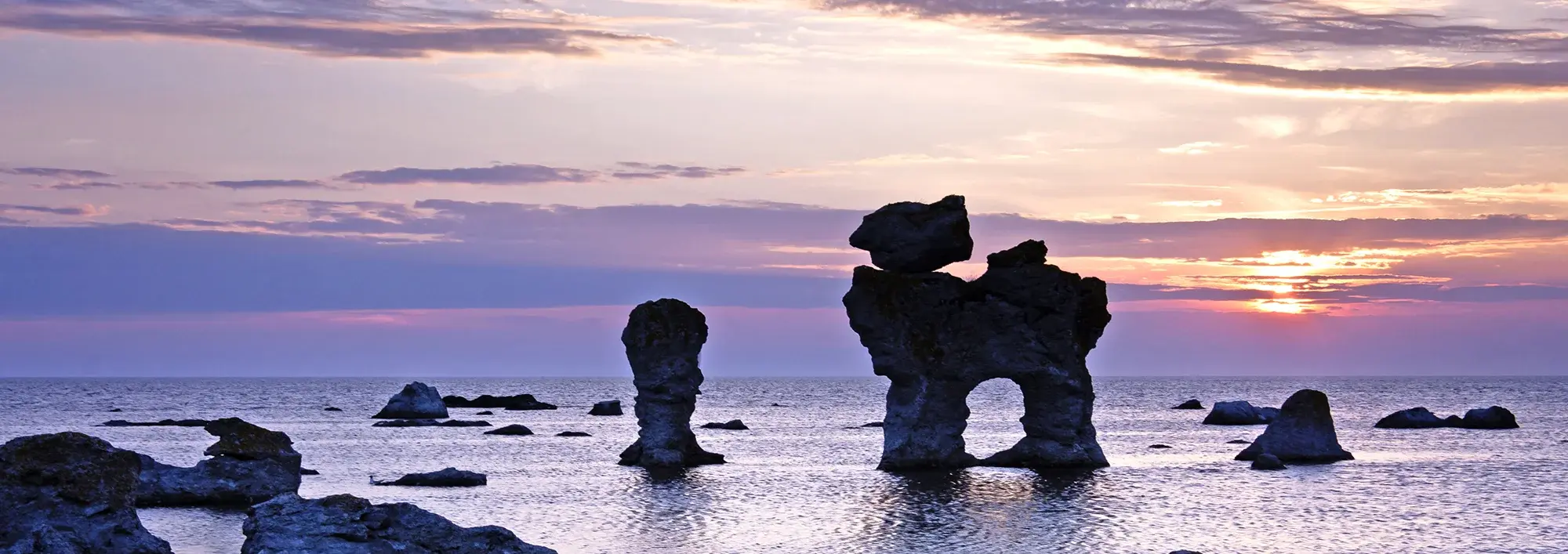 Gotland - Felsformationen im Abendlicht an der Ostsee Markante Kalksteinfelsen, sogenannte Raukar, ragen im Abendlicht aus der Ostsee vor Gotland